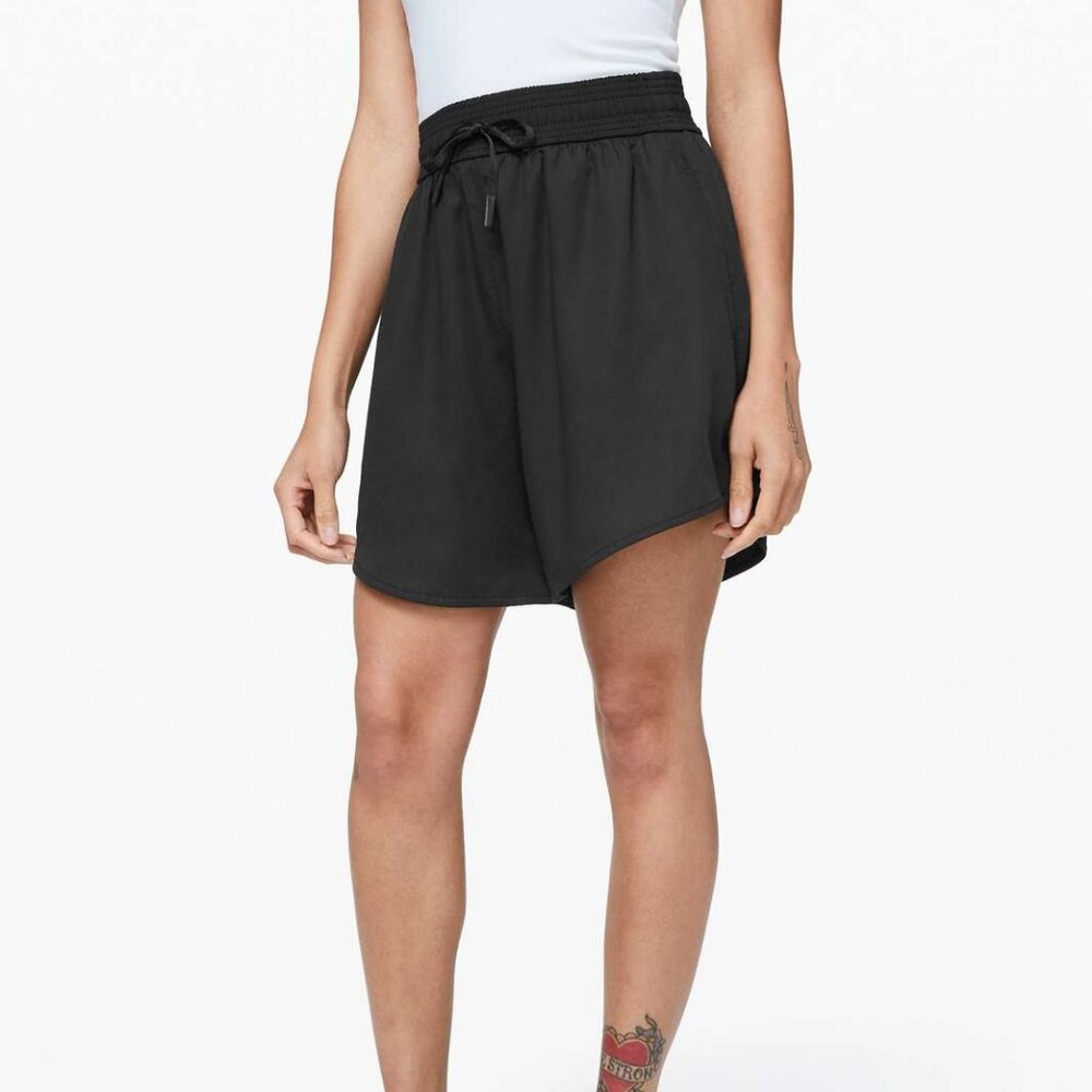 Lululemon Feeling Femme Black Shorts Womens Size 4